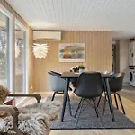 3 Bedroom Amazing In Holiday home